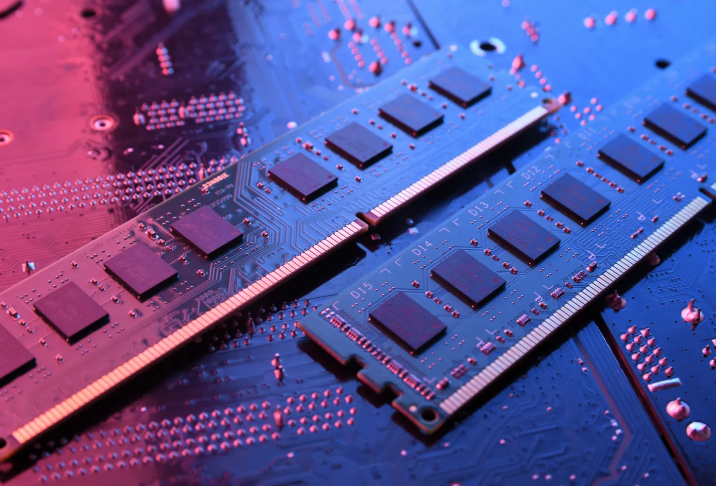 Detailaufnahme von RAM-Speicher und elektronischen Leiterbahnen